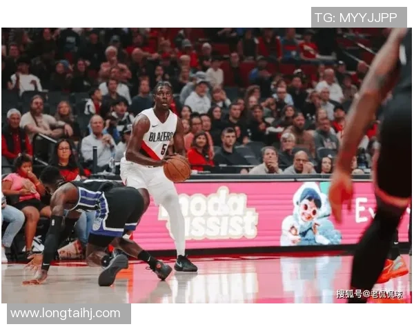 霍勒迪弧顶失衡出手稳如老狗压哨三分点燃全场激情时刻 霍勒迪弧顶失衡出手稳如老狗压哨三分点燃全场激情时刻