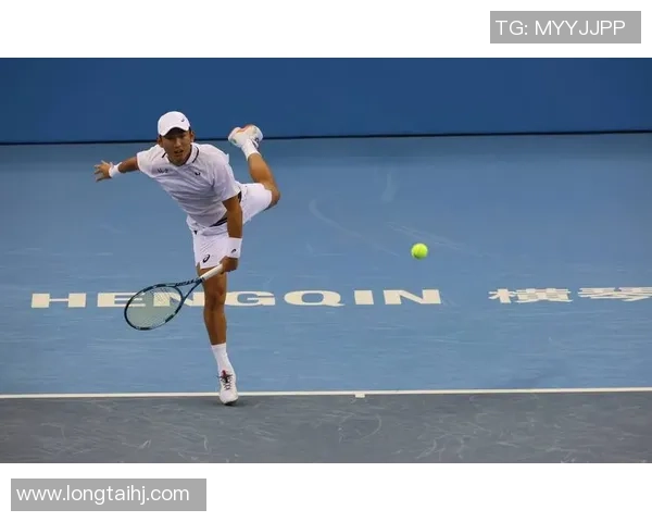 吴易昺现场观战浙江队与泰山比赛 聚焦赵博精彩扑点瞬间